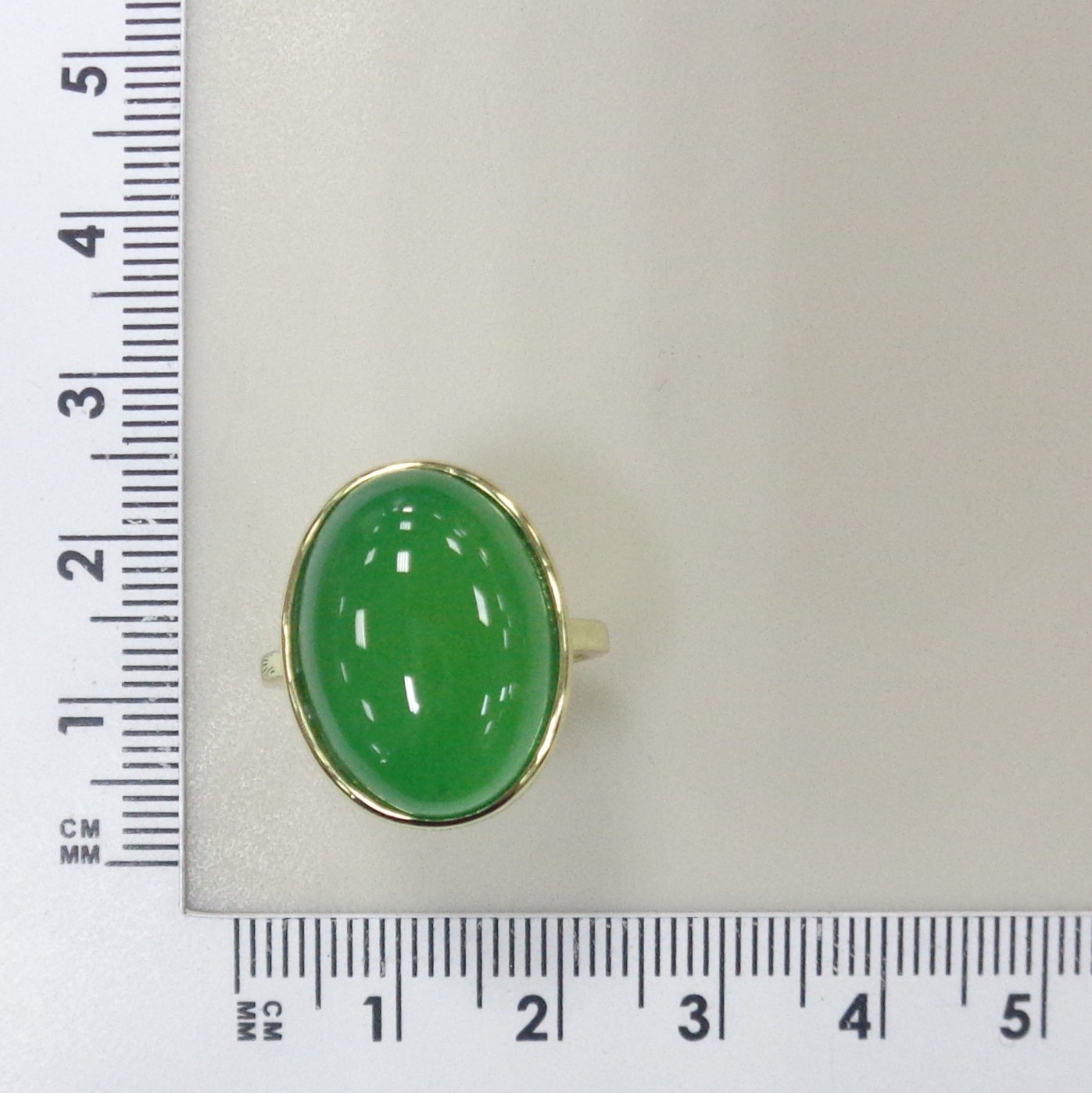 Серебряное кольцо с зеленым халцедоном